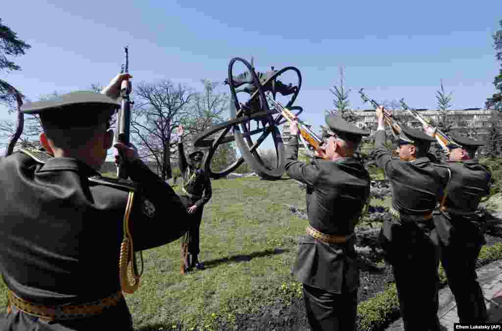 Почесна варта біля меморіалу жертв аварії на ЧАЕС. Київ, Україна, 26 квітня 2019 року  