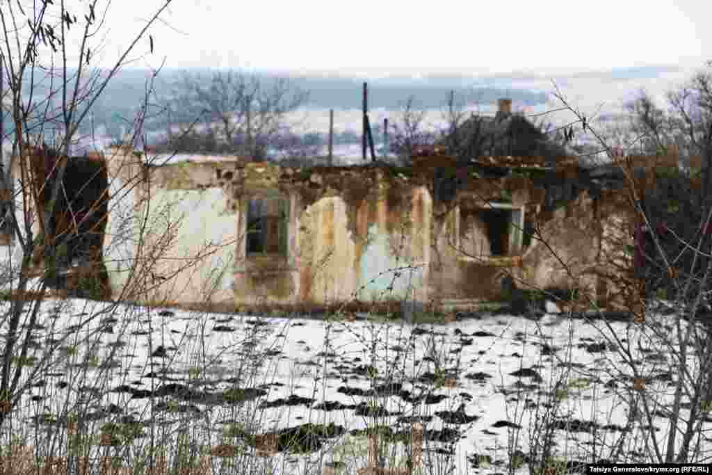 Разрушенное (еще до проведения АТО) здание в селе Старогнатовка Волновахского района. Старогнатовка - это одно из прифронтовых сел, которому оказывают помощь волонтеры из Волновахи.