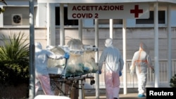 Доправлення нового пацієнта до клініки в Римі, Італія, 16 березня 2020 року