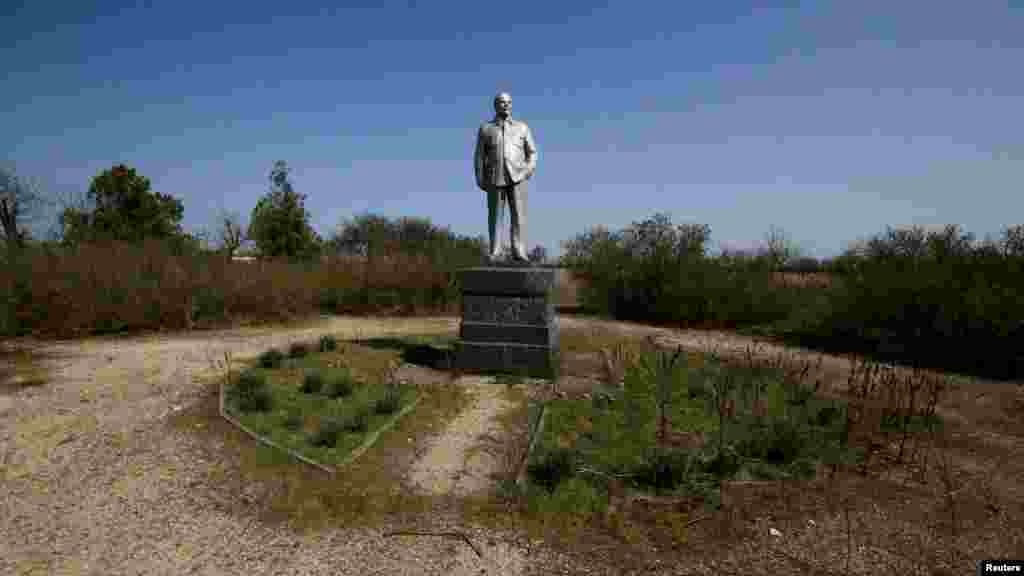 «Ленин и пустота». Небольшой памятник Ильичу в селе Ковыльное Раздольненского района, который, в отличие от других своих «собратьев», не возвышается посреди центра