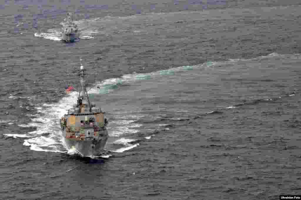 Фрегат ВМС України «Гетьман Сагайдачний» та ракетний есмінць ВМС США «Дональд Кук» під час спільних навчань у Чорному морі, 13 січня 2015 року
