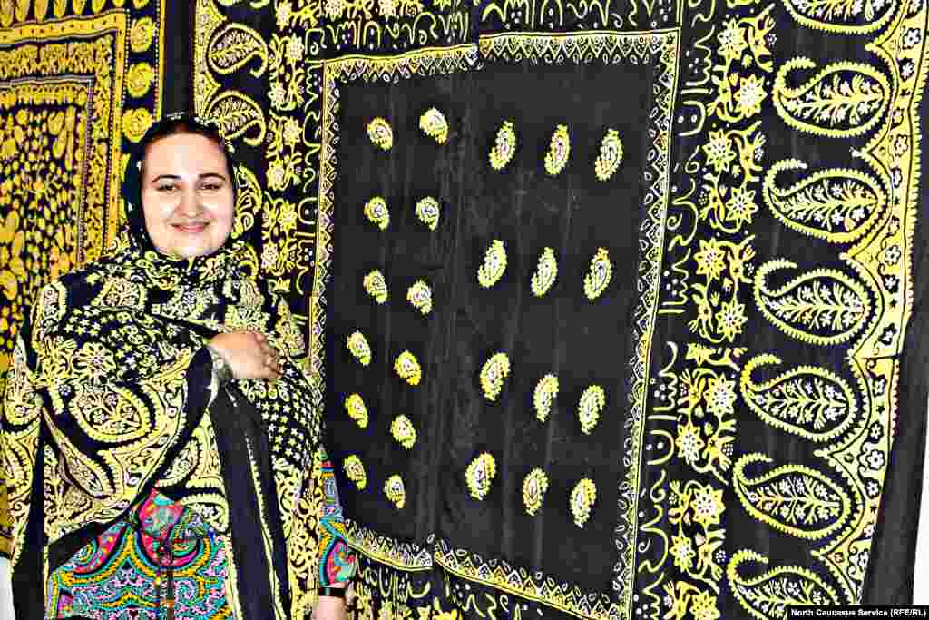 Гюльмендо и келагаи женщины носили как в повседневной жизни, так и по особым случаям (свадьба, траур и т.д.).  Для каждого мероприятия существовали свои предписания: учитывался цвет или сочетание цветов, тип рисунка, способ завязывания и возраст того, кто надевает.