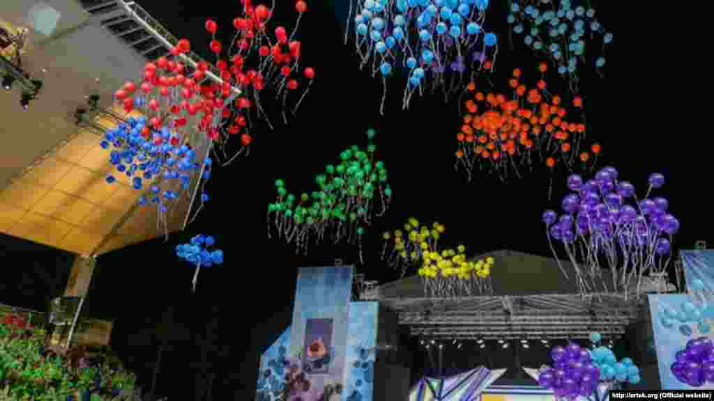 Дети из лагеря «Артек» поздравили президента России Владимира Путина с днем рождения, 7 октября 2017 года