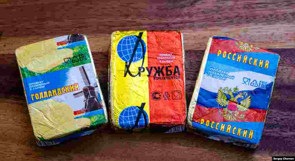 Эти продукты (за исключением "Российского"), точнее, их упаковки, тоже известны покупателям с советских времен. Только описание немножко другое: не "плавленый сыр", а "плавленый продукт с сыром".  