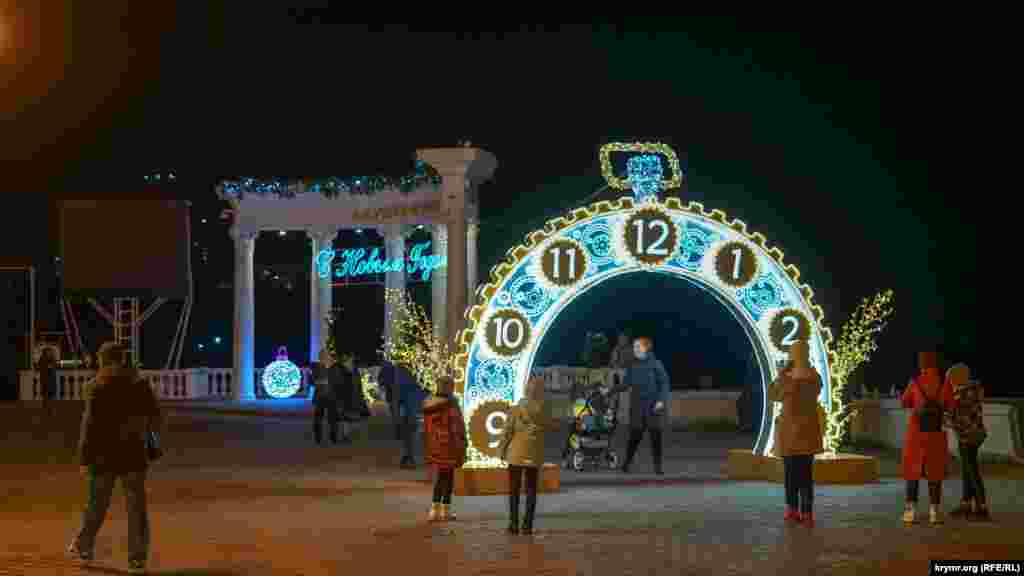 Символ города – ротонда, украшенная новогодней иллюминацией. Ротонду установили на набережной в 1951 году. Изначально на ней была другая надпись – цитата из советской Конституции 1936 года: «Граждане СССР имеют право на отдых». Позднее надпись заменили на всем знакомую: «Алушта – курорт»