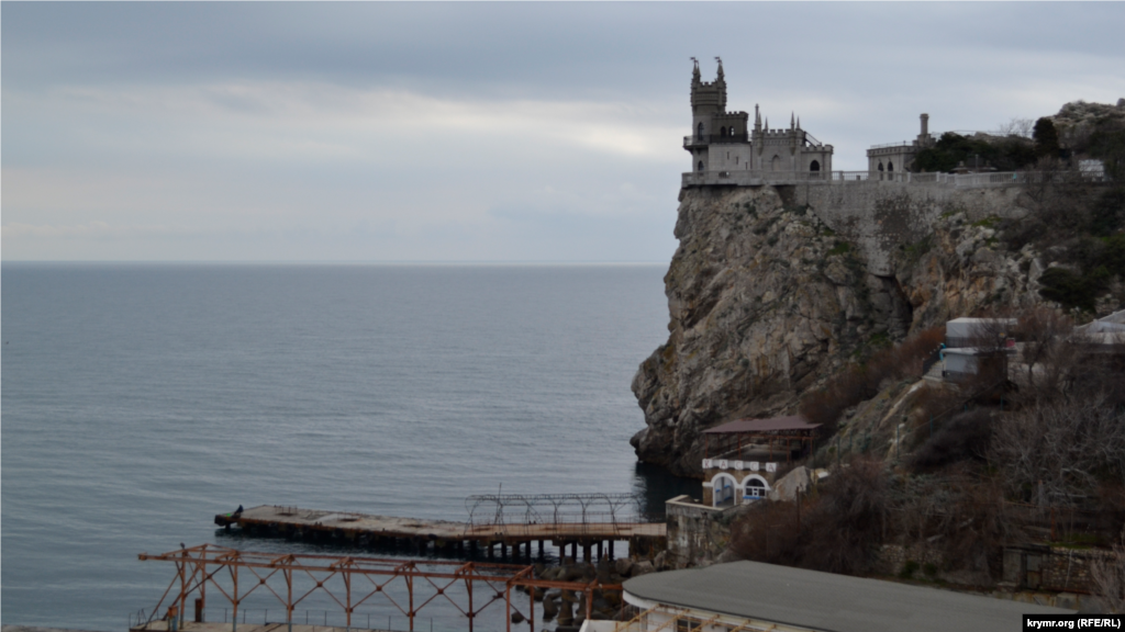 Весь курортный сезон 2020 года простоял закрытым причал в Гаспре, под скалой Аврора, где находится замок «Ласточкино гнездо»  