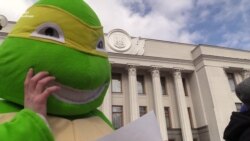 «Хочу бути аудитором НАБУ» – «панда» під Верховною Радою (відео) «Хочу бути аудитором НАБУ» – «панда» під Верховною Радою (відео)