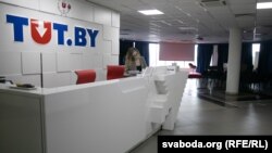 Як повідомили в редакції, таким чином вони хочуть убезпечити співробітників видання і читачів у зв’язку з позовом про визнання матеріалів Tut.by екстремістськими в Білорусі