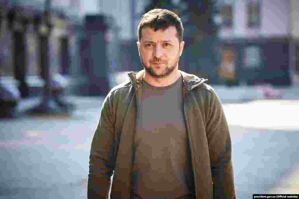 Президент України Володимир Зеленський біля свого офісу у Києві, 14 березня 2022 року. Лідери західних держав у перші години російського вторгнення пропонували Зеленському притулок.  «Серед усіх, хто телефонував мені, не було нікого, хто вірив, що ми зможемо вистояти», – сказав Зеленський 