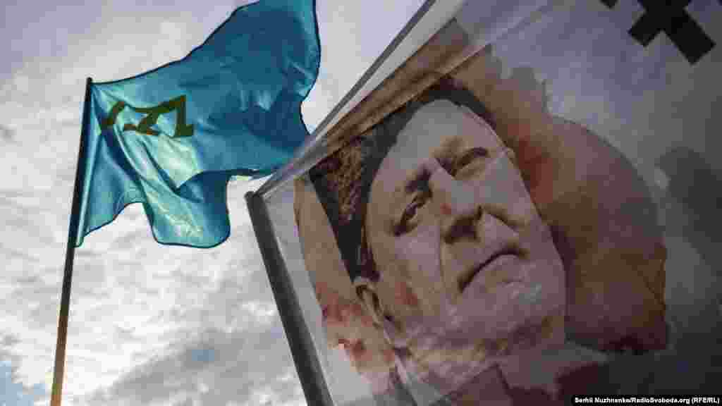 «Каждый крымский татарин, каждый украинец должен понимать, что наше право на свободу, достойную жизнь и любовь к Родине являются опасностью для российской власти», – обратился к участникам митинга Чийгоз