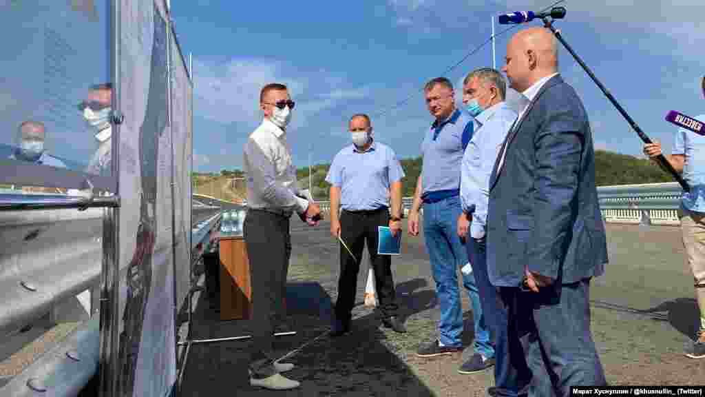 27 июля 2020 года на полуостров с ревизией прибыл зампред правительства России Марат Хуснуллин (его еще называют «куратором» Крыма). Трасса «Таврида» была одним из мест, куда Хуснуллин приехал с проверкой. «Уже высокая степень готовности. Надеюсь сдадим раньше срока!» – написал он у себя на странице в Twitter. Хуснуллин также предположил, что в будущем, по мере эксплуатации трассы и по ситуации с аварийностью, стоит пересмотреть вопрос максимальной разрешенной скорости движения по «Тавриде». «Считаем, что сегодня качество дороги позволяет ехать со скоростью 110 километров в час», – заявил чиновник журналистам в Симферополе. На российском ТВ тем временем трассу «Таврида» назвали «комфортной, а главное – безопасной»