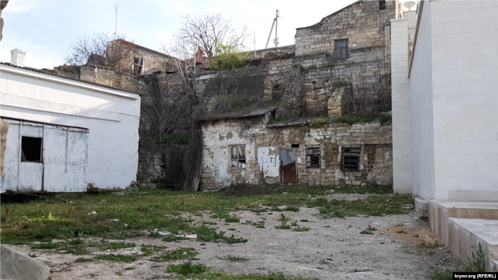 Это все, что осталось от одного из «керченских двориков», которые греют душу каждого местного жителя. Старые дома, построенные из местного ракушечника, увиты плющом и диким виноградом. Когда-то живописные дворики на горе Митридат были любимым местом для прогулок у керчан