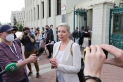 Колесникова біля ЦВК під час подачі скарги на нереєстрацію Бабарика як кандидата на посаду президента