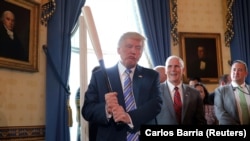 «Обе стороны начнут вести бизнес с Соединенными Штатами Америки, которые процветают, и заработают состояние», – написал Трамп