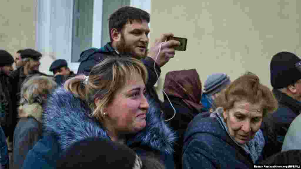 Внучка ветерана крымскотатарского движения Веджие Кашка Алие (слева). 23 ноября 2017 года 82-летняя Веджие скончалась по дороге в больницу. Ей стало плохо во время спецоперации российских ФСБ и СОБР, которые в тот день задерживали Аметова, Чапуха, Трубача и Дегерменджи