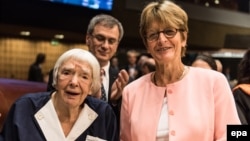 Анн Брассёр (справа) с российской правозащитницей Людмилой Алексеевой