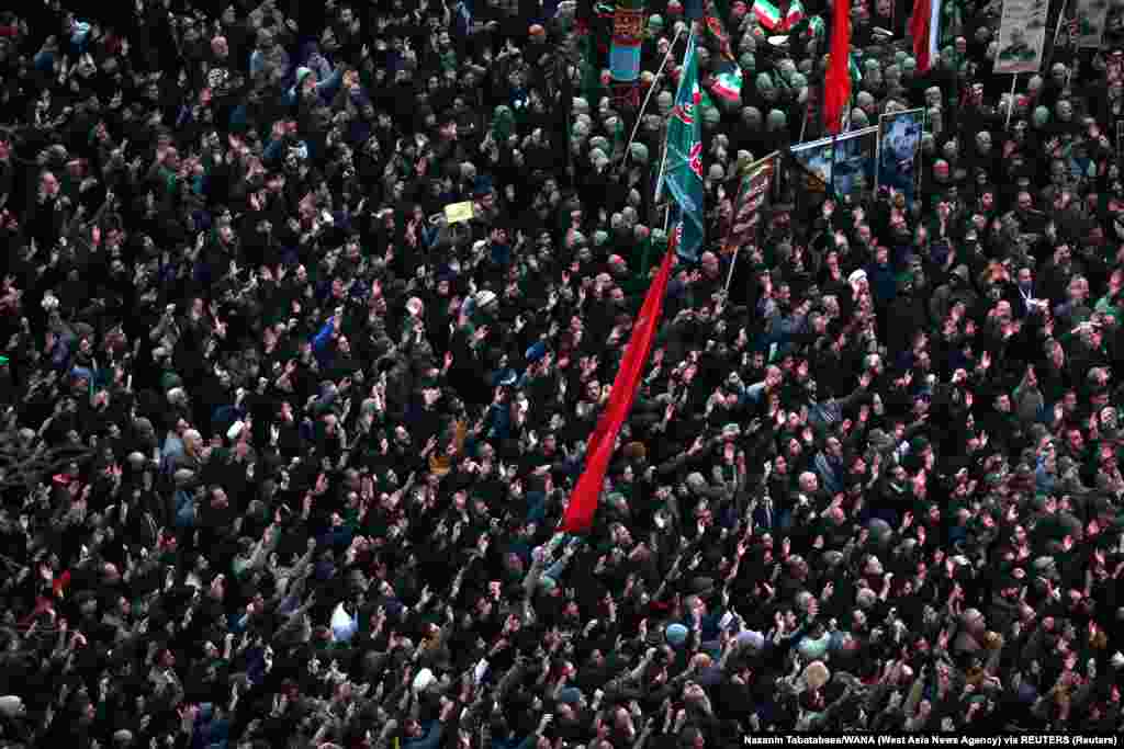 Иранцы вышли на улицы, чтобы почтить память генерала Сулеймани. Тегеран, 4 января 2020 года. 