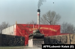 Советский памятник в Миловице, февраль 1990 года