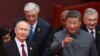 Президент Росії Володимир Путін розмовляє з китайським лідером Сі Цзіньпіном перед військовим парадом на площі Тяньаньмень у Пекіні 3 вересня 2025 року