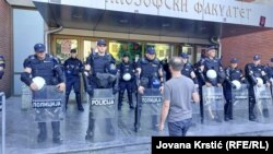 Profesor na Odseku za psihologiju Filozofskog fakulteta Veljko Jovanović pokušava da uđe na fakultet, 27. avgust 2025.