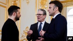 Президент України Володимир Зеленський (ліворуч), президент Франції Емманюель Макрон (праворуч) та прем’єр Великої Британії Кір Стармер спілкуються на полях саміту «коаліції охочих». Париж, 27 березня 2025 року