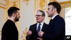 Президент Франції Емманюель Макрон (п) і прем’єр-міністр Великої Британії Кір Стармер (ц) із главою української держави Володимиром Зеленським (л)