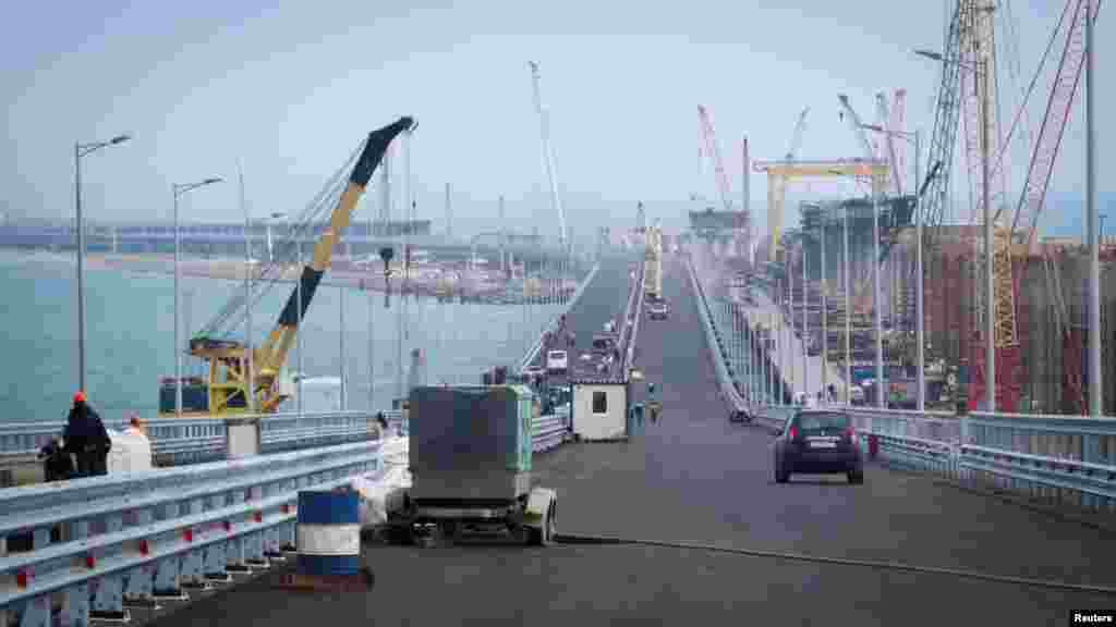 Робочі встановлюють ліхтарі та «відбійники»