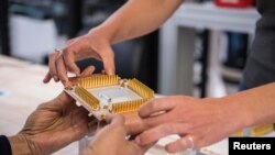 Ilustrativna fotografija, dijelovi kvantnog kompjutera Googlea u laboratoriji u Santa Barbari, Kalifornija, oktobar 2019.