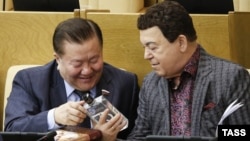 Депутат Госдумы от "Единой России" Иосиф Кобзон (справа)