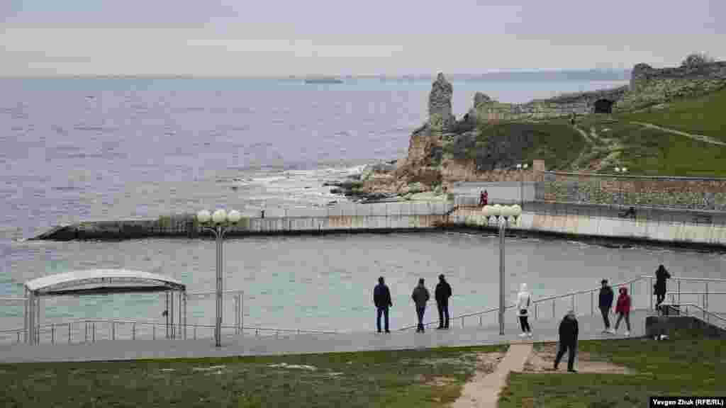 Пляж «Солнечный» расположен у развалин Херсонеса в Севастополе. Больше фото здесь