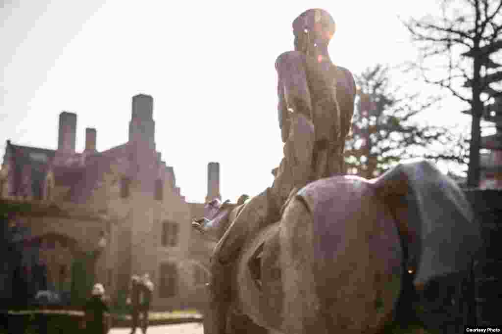 Над железной композицией "Четыре всадника Апокалипсиса" бельгийский скульптор Рик Поот работал семь лет - очевидно, по числу печатей, снятых Агнцем с Книги Жизни в шестой главе новозаветного Откровения Иоанна Богослова