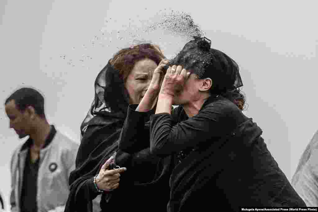 Ефіопська родичка жертви авіакатастрофи кидає бруд у своє власне обличчя, зрозумівши, що від її коханого не залишилося нічого фізичного. Вона сумує на місці аварії, де Boeing 737 Max 8 авіакомпанії Ethiopian Airlines розбився невдовзі після злету. Загинули всі, хто був на борту, 157 людей. Неподалік Бішофту, що на південному сході від Аддіс-Абеби, Ефіопія, 14 березня 2019 року. Перше місце в категорії «Гарячі новини», фотоісторії – Мулугета Айене, Associated Press
