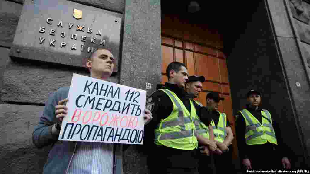 Актвіст протестує проти телеканалу «112 Україна», який пов'язують із Віктором Медведчуком