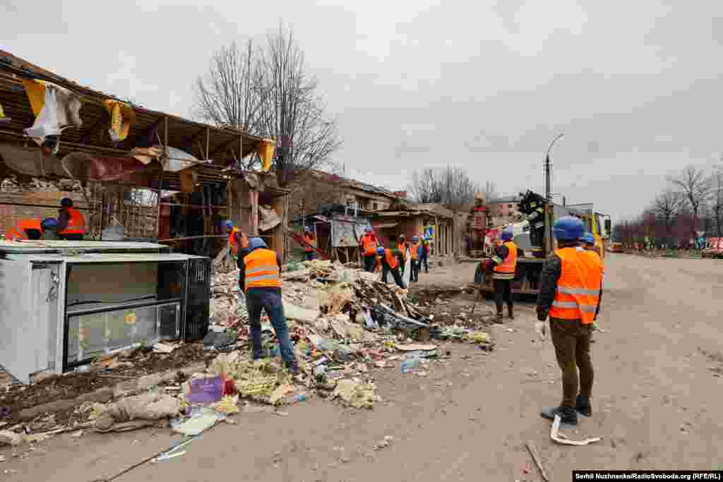 Центральна вулиця Бородянки. По ній бронетехніка заходила з північно-західного напрямку