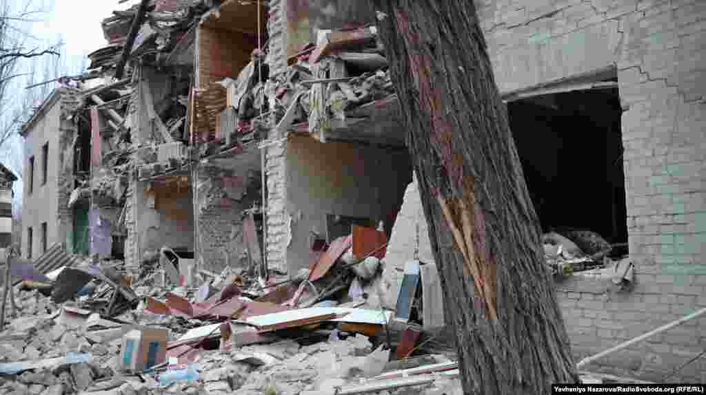 Російські військові регулярно з різних видів озброєння – ударними БПЛА, ракетами, КАБами, РСЗВ – атакують українські міста і села. Українська влада і міжнародні організації кваліфікують ці удари як воєнні злочини Російської Федерації і наголошують, що вони мають цілеспрямований характер. Керівництво Росії заперечує, що російська армія під час повномасштабної війни завдає цілеспрямованих ударів по цивільній інфраструктурі, убиваючи цивільне населення і руйнуючи лікарні, школи, дитячі садочки, об’єкти енергетики та водозабезпечення.