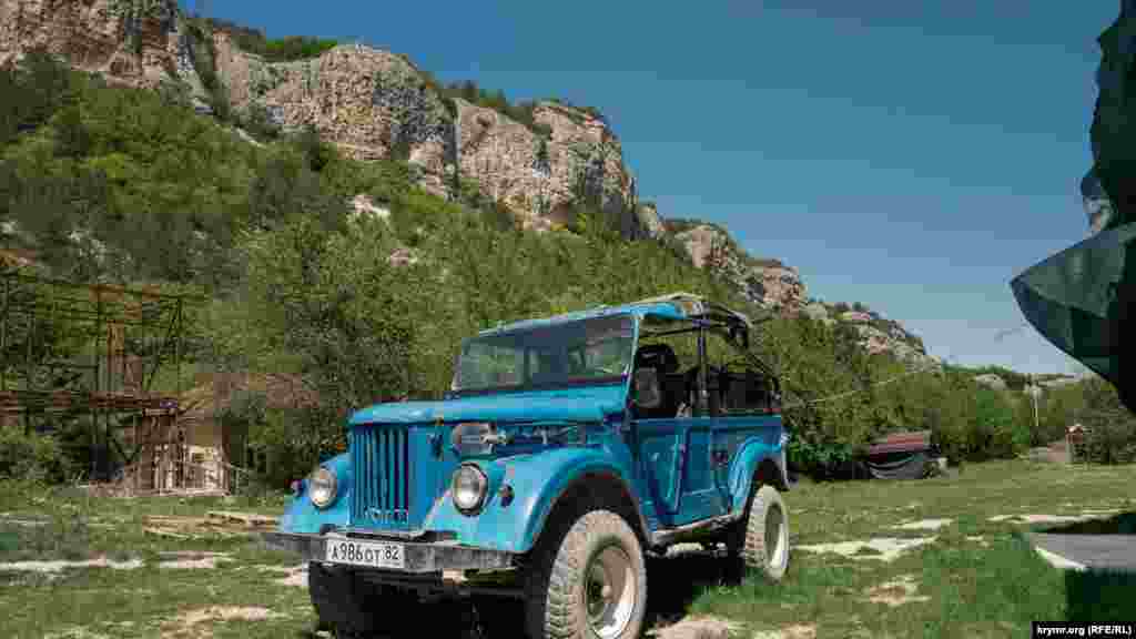 Советский «Газик», на котором в прежнее время в эту пору уже катали приезжих туристов по Каралезской долине, стоит без дела