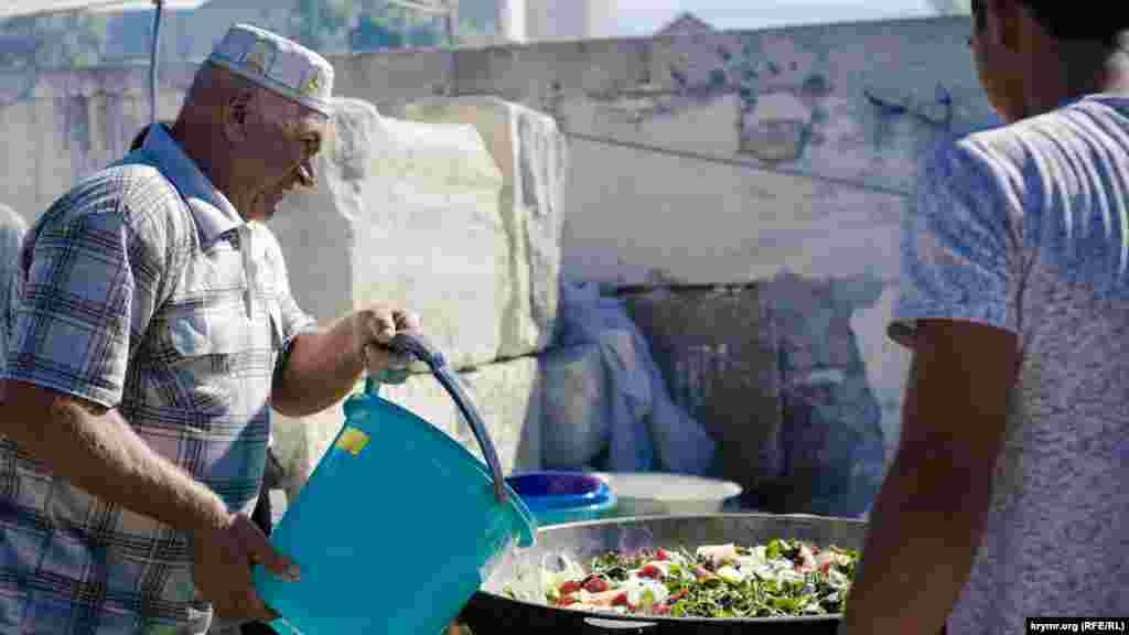 Следуя традициям, мясо жертвенного барана не моют. Его тщательно проверяют и очищают от всех прилипших шерстинок, после чего режут на мелкие куски и варят в воде с солью, луком и зеленью 