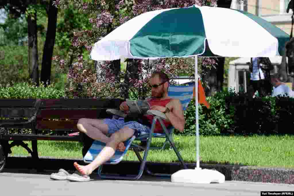 17 мая. Некоторым "оккупантам" удалось создать себе курортные условия