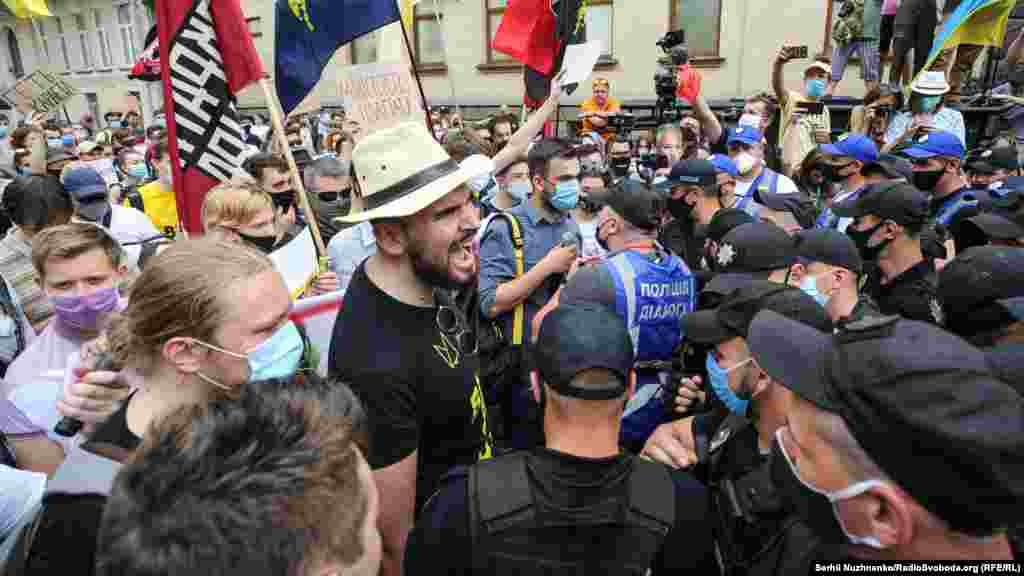 Перед входом на площу працівники поліції захотіли провести поверхневий огляд речей учасників акції, мотивуючи це заходами безпеки. Учасники протесту були проти – на їхню думку, це є порушенням закону. Після словесних конфліктів і сидячого протесту учасники акції погодилися на вимоги поліції і їх пропустили до будівлі ОП