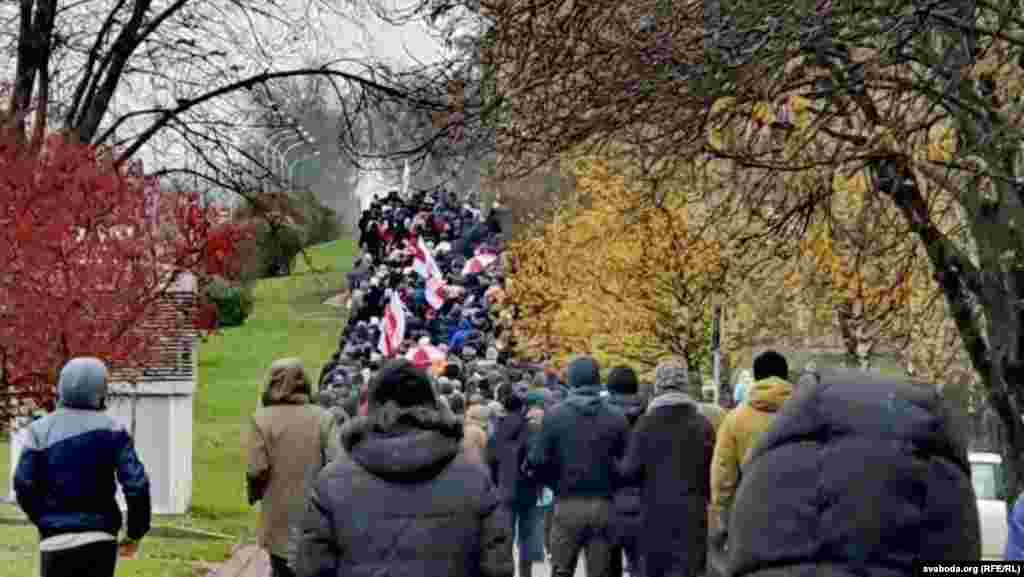 У багатьох дворах різних міст збиралися протестувальники, які приєднувалися до «районних» колон – де десяток людей, де тисяча