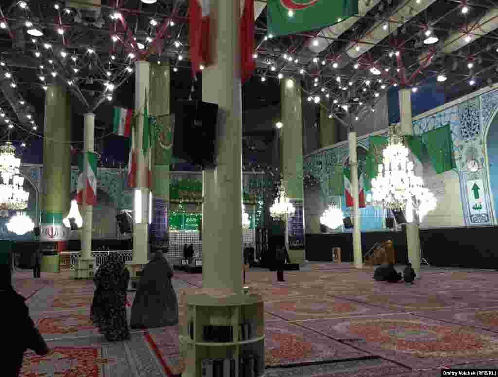 Путеводитель Bradt сравнивает мавзолей аятоллы Хомейни с четвертым терминалом лондонского аэропорта "Хитроу"