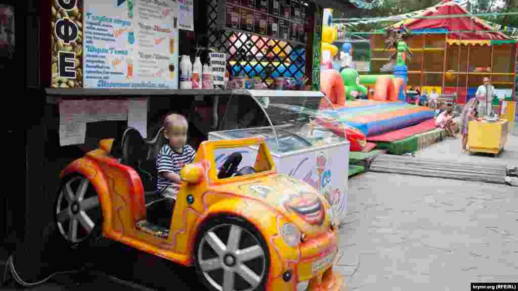 В городе работают аттракционы. Покатать ребенка на машинке обойдется в 200 рублей (около 80 гривен), аэрохоккей – в 100 рублей (примерно 40 гривен)
