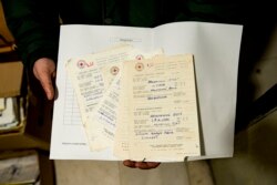 Kustos muzejskog kompleksa Memorijalnog Centra Potočari Azir Osmanović drži u rukama pisma koja je već muzeju poklonio Ahmed Hrustanović.