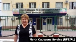 Елена Барзукаева у РОВД по Советскому району Махачкалы