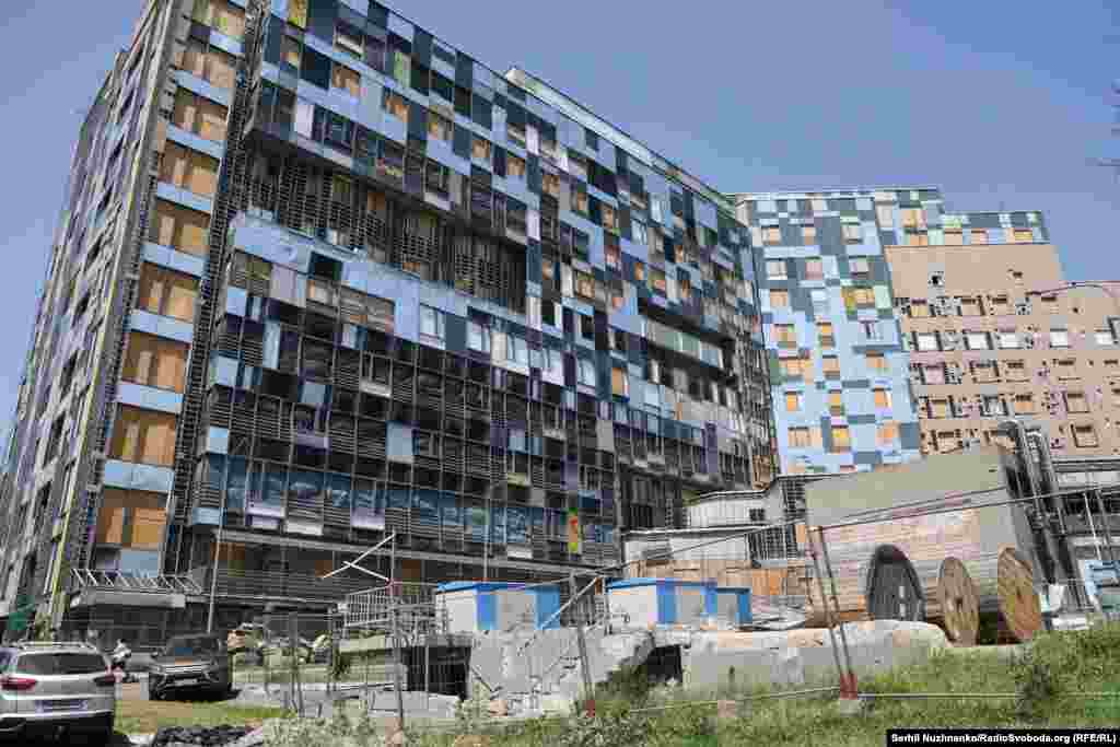 Вид на пошкоджений новий корпус тоді та зараз.За повідомленням МОЗ, у новому корпусі були пошкоджені 12 відділень, з них вісім – хірургічних, пʼять – онкологічних, дві реанімації, операційний блок, відділення радіології та променевої терапії