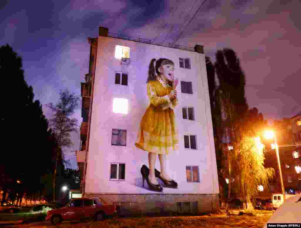 «Дівчинка, що співає», автор Саша Корбан. Український художник утік від війни на сході країни, де перед тим, як стати професійним художником, він працював шахтарем на Донбасі (вулиця Академіка Туполєва, 3)