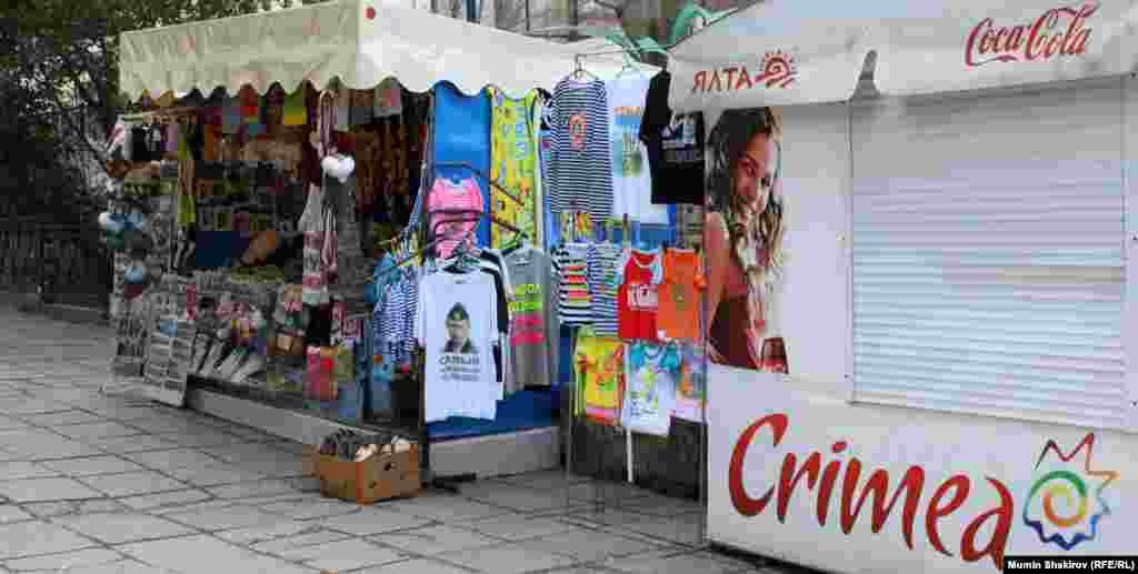 Редкий сувенирный лоток в Крыму обходится без портретов Владимира Путина. 