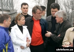 Президент України Віктор Ющенко, прем'єр Юлія Тимошенко та голова ВР Володимир Литвин взяли участь у посадці зелені в столичному парку Слави у рамках Всеукраїнської акції «Зелений паросток майбутнього». Зйомка 17 квітня 2005 року. Київ