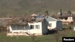 Разбитый дом в результате столкновений в Карабахе 2 апреля 2016 г.