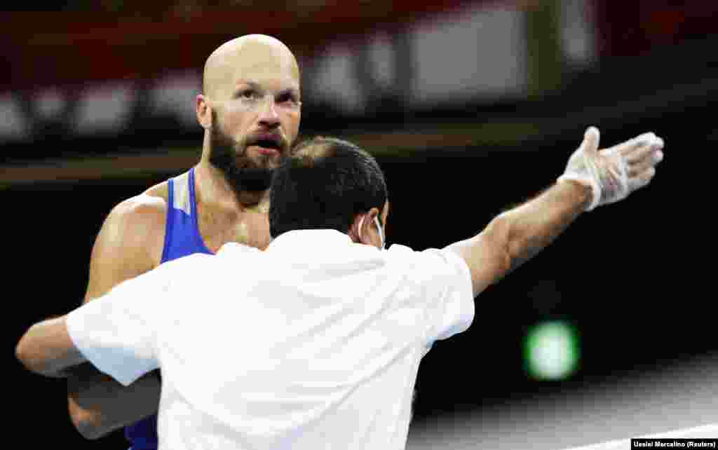 Рефері зупиняє бій після нокауту Василя Левіта з Казахстану Еммануелем Рейєсом Пла з Іспанії під час фіналу змагань з боксу чоловіків в суперважкій вазі. Токіо, 27 липня 2021 року